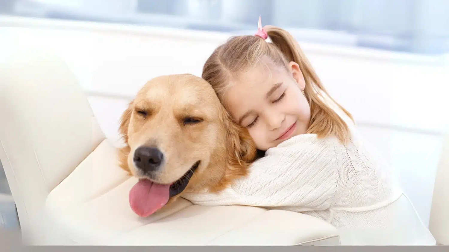 HanseMerkur Versicherung - Tierversicherung - Kleines Mädchen mit Hund